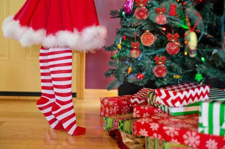 クリスマスツリーの飾り付けをする子供の足元を写した写真