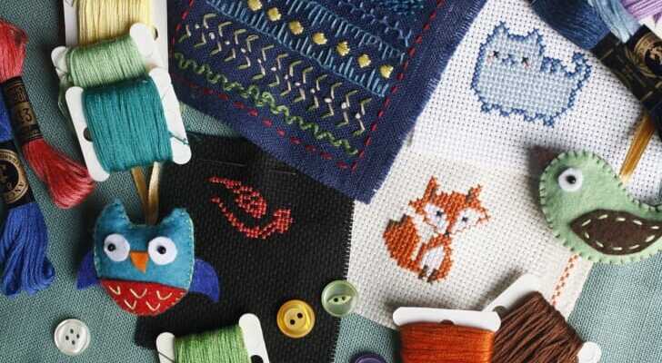 クロスステッチ刺繍と糸の写真