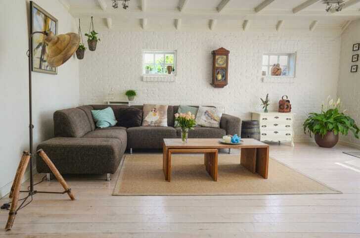 北欧風インテリアのリビングにブラウンのコーナーソファが置いてある画像