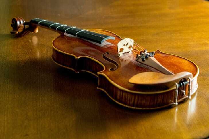 バイオリンが置かれた写真