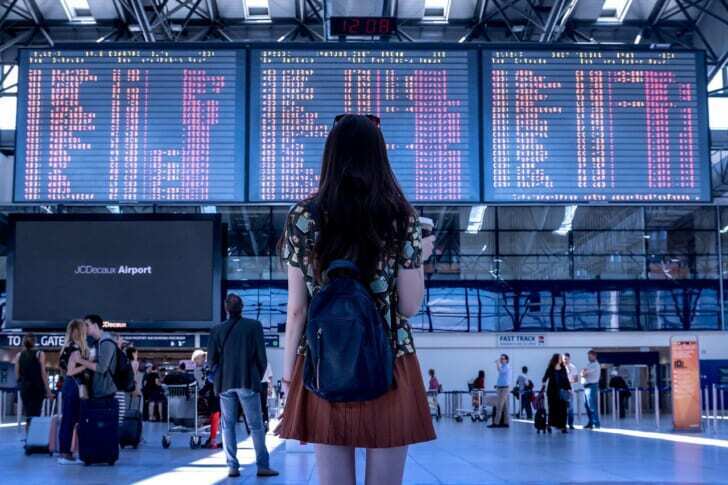 空港で飛行機をチェックする人の写真