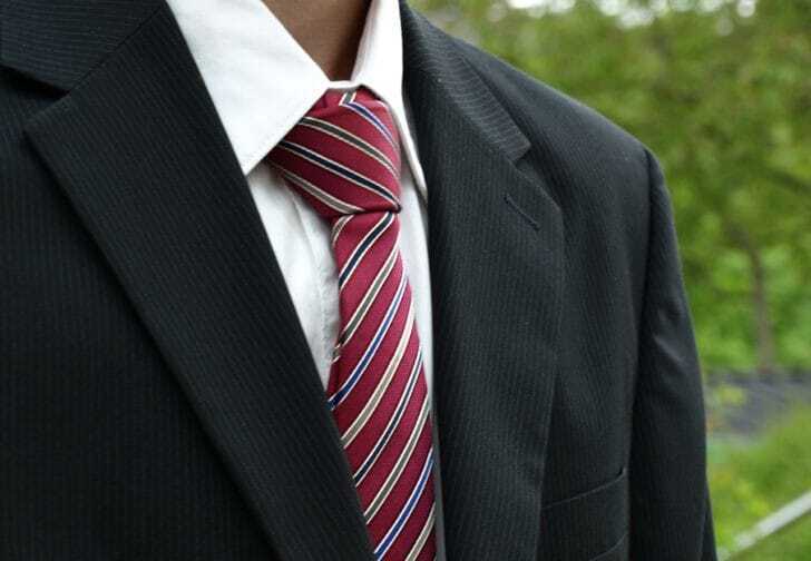リクルートスーツのネクタイをアップにしている写真