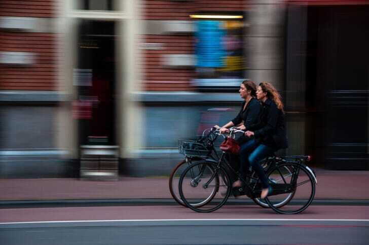 自転車で街を走っている写真