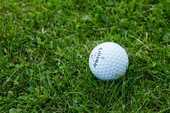 芝生の上にゴルフボールがおいてある写真