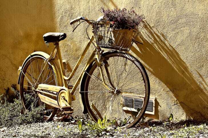 アンティークっぽい雰囲気の自転車の写真