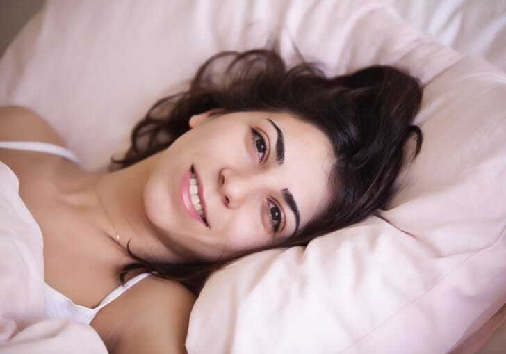 リクライニングベッドに横たわる女性の写真