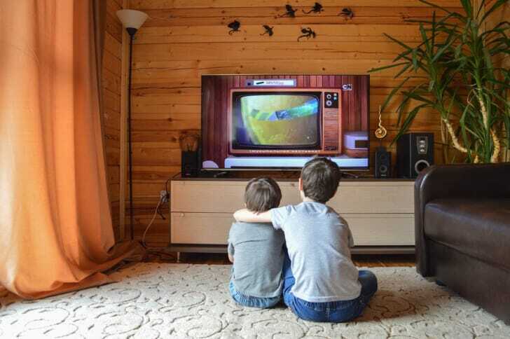テレビを見ている幼い兄弟の写真