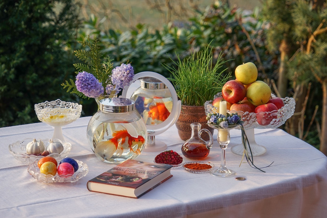 金魚鉢や果物が並んだテーブルの写真