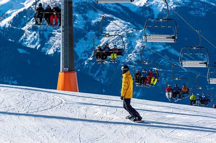 ゲレンデでスキーを滑っている人の画像