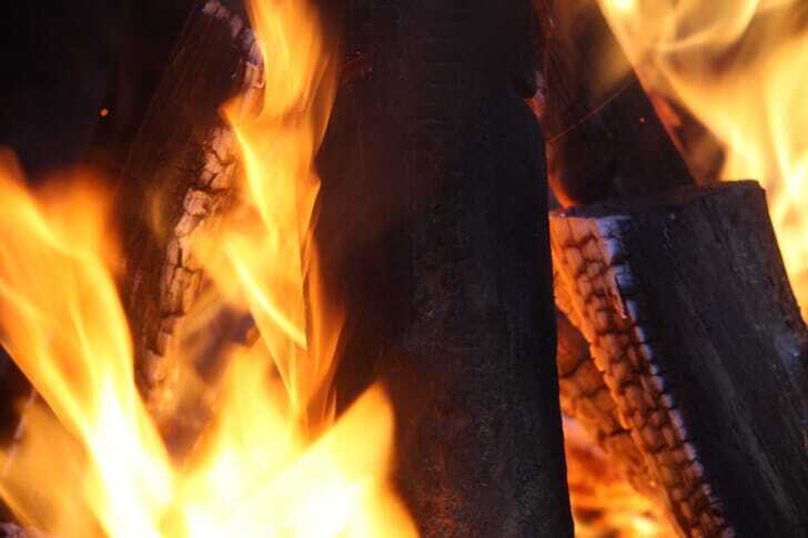 薪で燃やした炎が燃えている画像