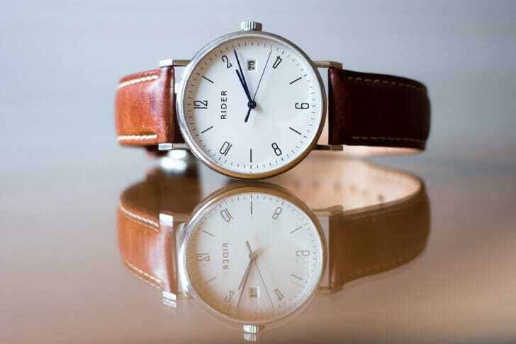 革ベルトの腕時計の写真
