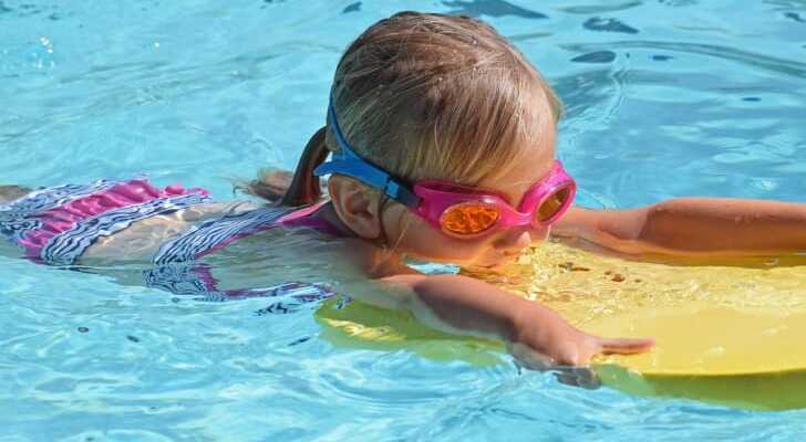 おすすめの子供用水中メガネ8選 学校の水泳での水中ゴーグルの必要性やおすすめの曇り止めも紹介