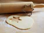 クッキー生地と抜き型、麺棒の画像
