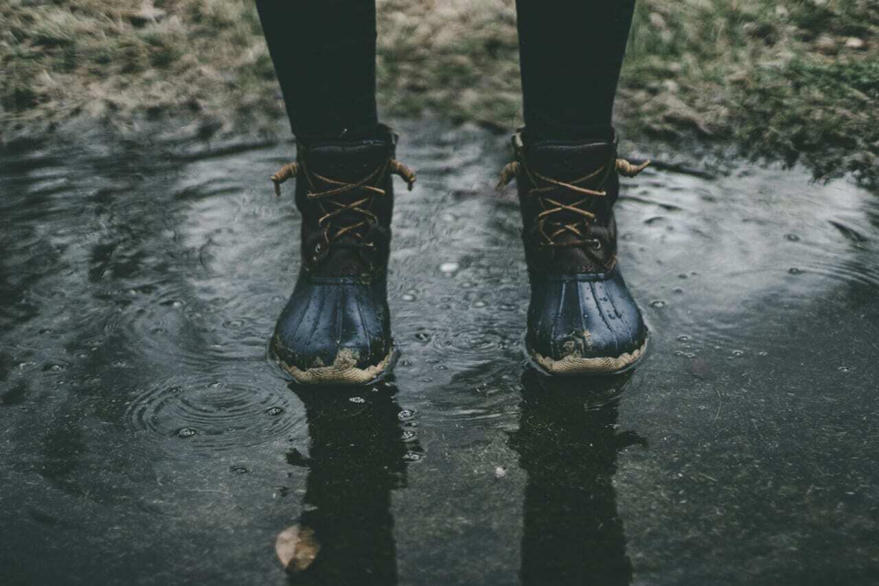 傘さしてるのに靴濡れる,雨の日、靴が濡れない方法