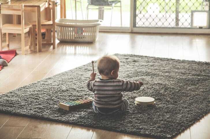 おもちゃの木琴で遊ぶ子供の写真