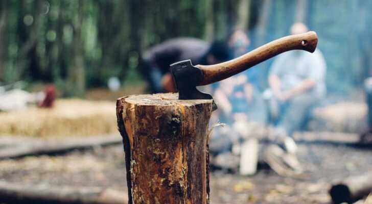 キャンプにおすすめの手斧9選 人気のハスクバーナ製の手斧や薪割りのやり方も紹介