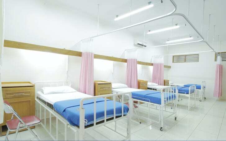 病院内の入院用の部屋の写真