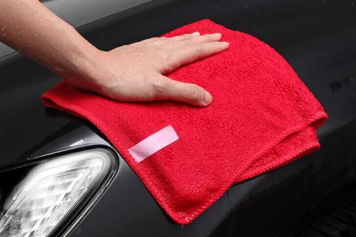 洗車タオルで車を拭く写真