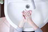 泡ソープで手洗いしている女性の写真