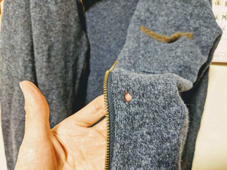 虫に食べられたセーターの写真