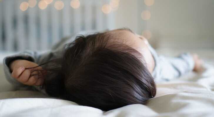 ベビーベッドの遮光グッズおすすめ7選 赤ちゃん用遮光カーテンや暗幕ドームも紹介