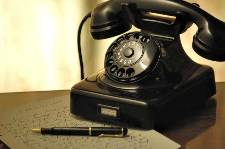 アンティークな黒電話の写真