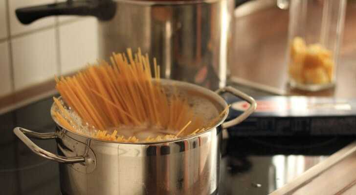 パスタ鍋でパスタを茹でている写真