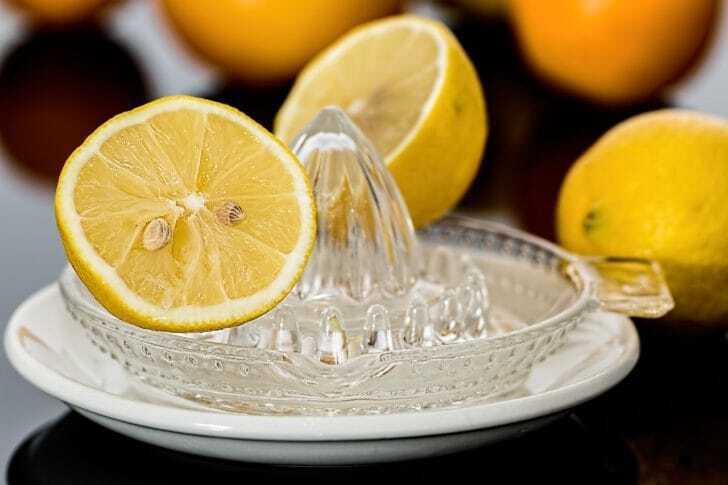 果物の搾り器とレモンの画像