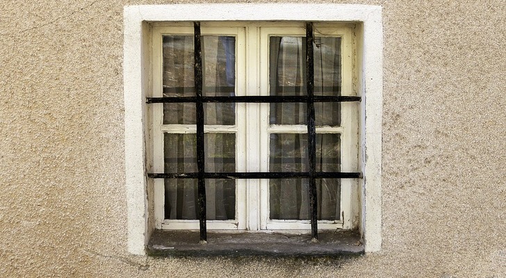 窓の防犯グッズおすすめ7選 窓ストッパーや防犯フィルム、防犯ブザーなどを紹介