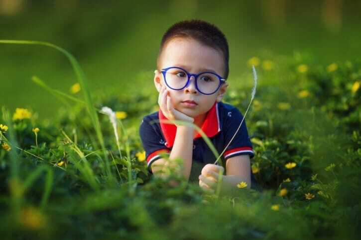 メガネをかけた子供の写真