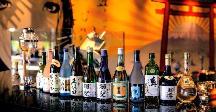 日本酒の瓶がたくさん並んだ画像
