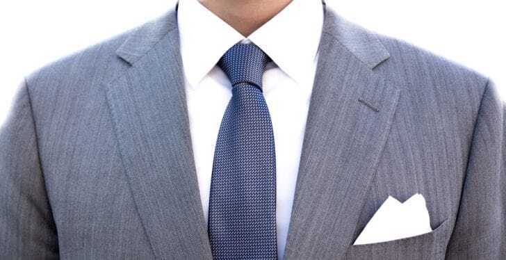 ネクタイをつけた男性の胸元の写真