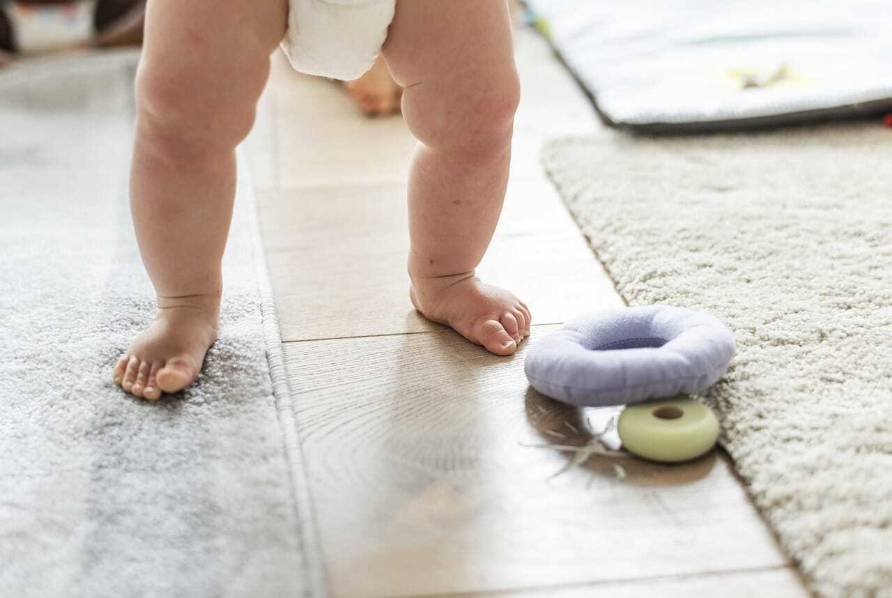 オムツを履いた赤ちゃんの足の写真