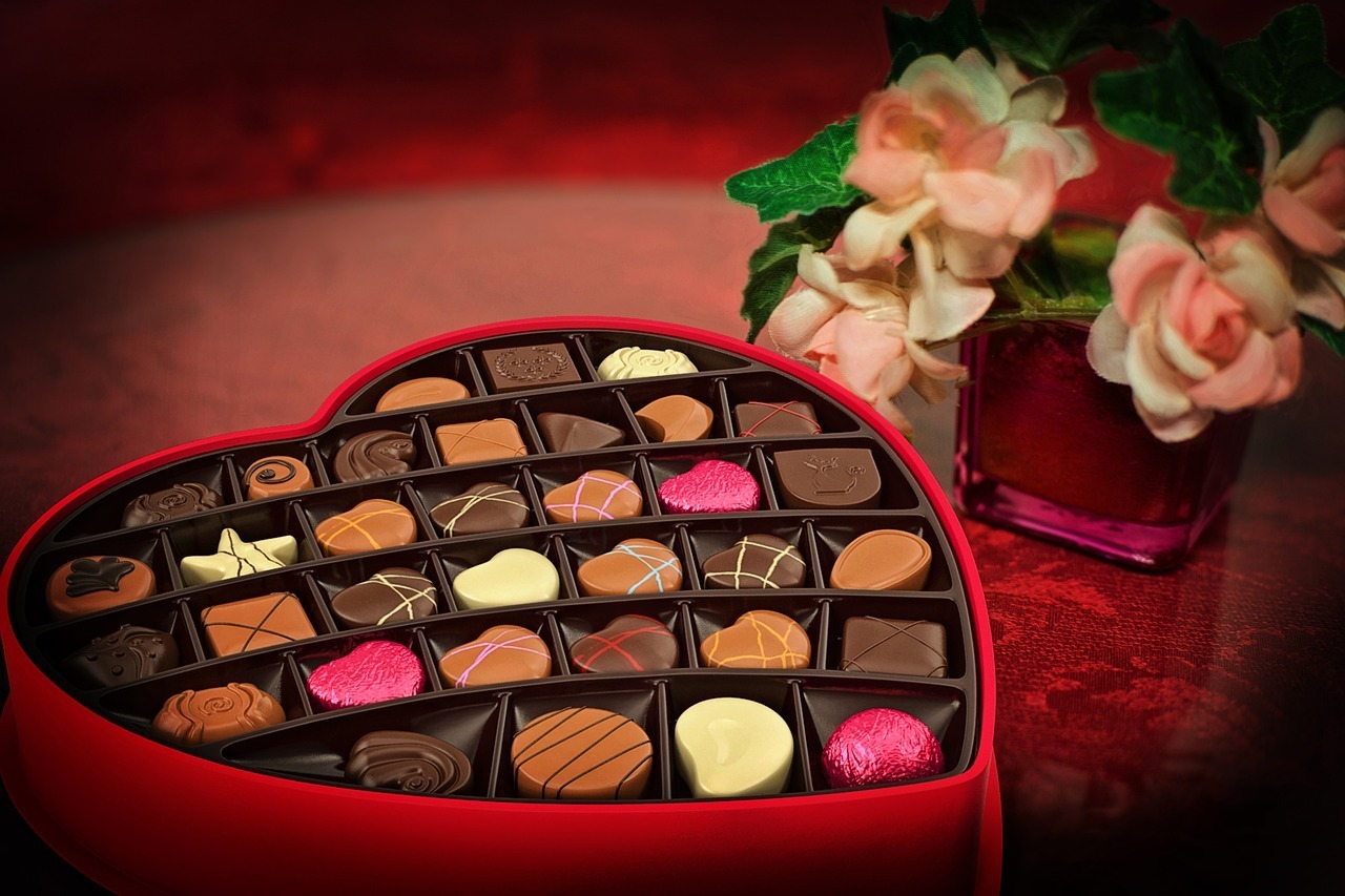 チョコレートの詰まった箱が置いてある画像