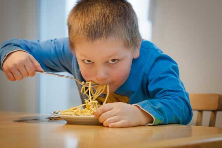 子供がパスタを食べてる写真