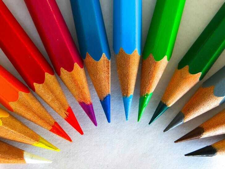12色の色鉛筆が並んでいる写真