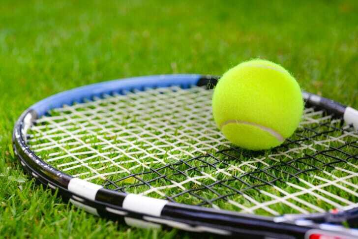 テニスラケットとテニスボールの写真