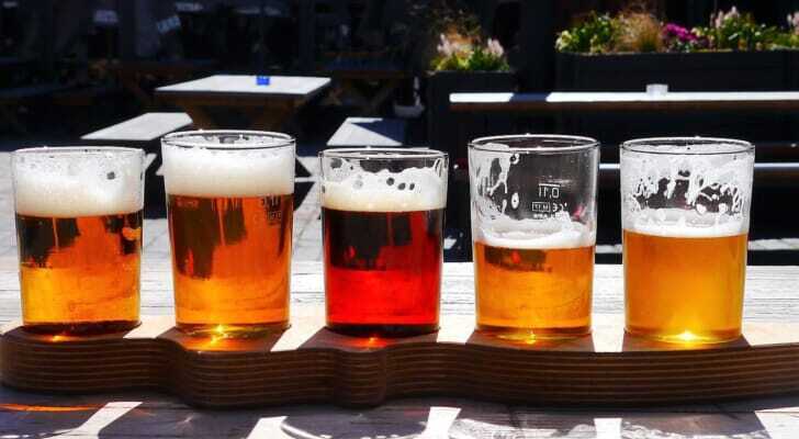 様々な色のビールが並んでいる写真