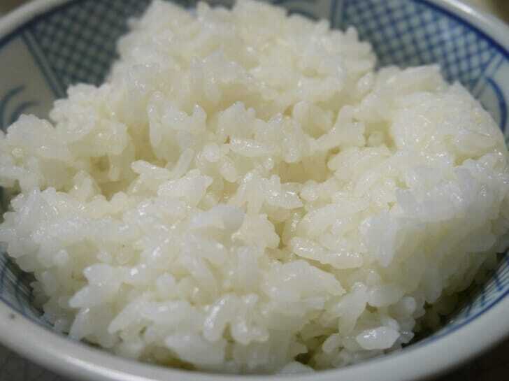 炊き立ての米の写真