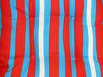 青と赤と白のストライプ柄のクッションカバーの画像
