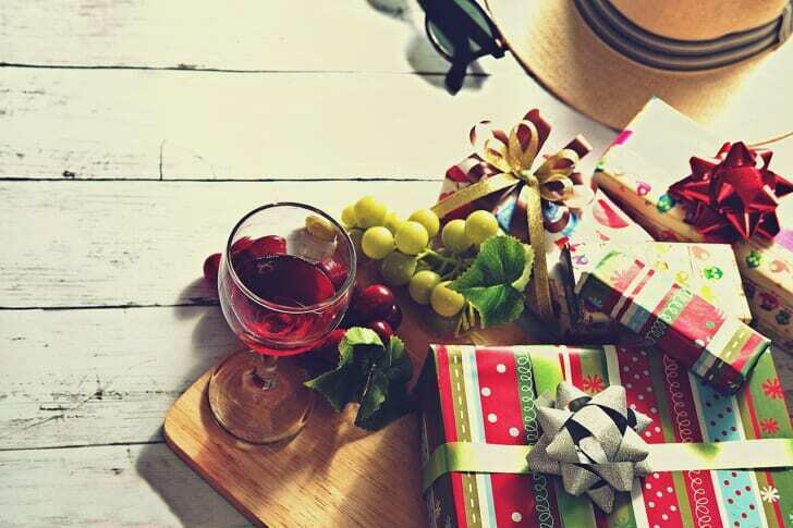 クリスマスプレゼントとワインの写真