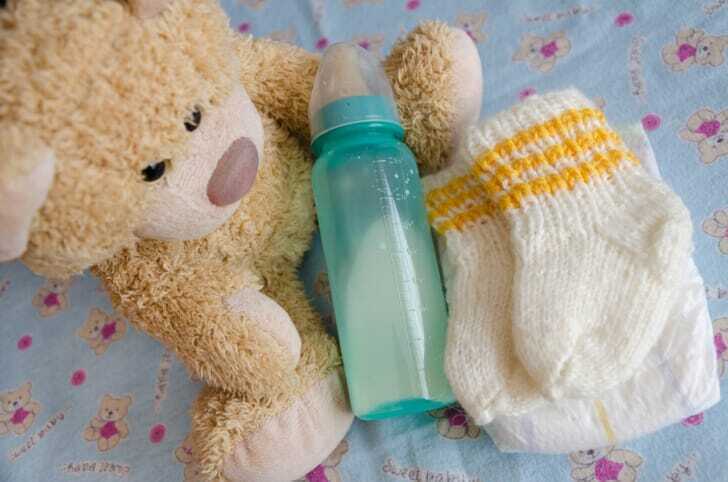 哺乳瓶とクマのぬいぐるみの写真