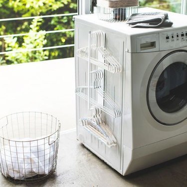 洗濯用ハンガーの収納実例7選 ボックスやラック ベランダに便利な屋外収納も紹介