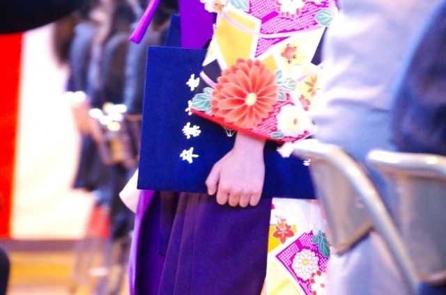 卒業式で袴を履いた諸学生の写真