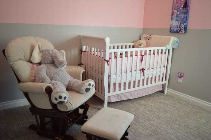 ベビーベッドがある赤ちゃんの部屋の写真