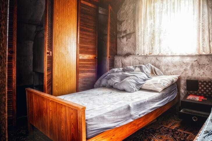 外国風の部屋のベッドの写真