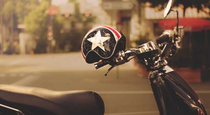 バイクのハンドル部分にヘルメットが掛かっている画像