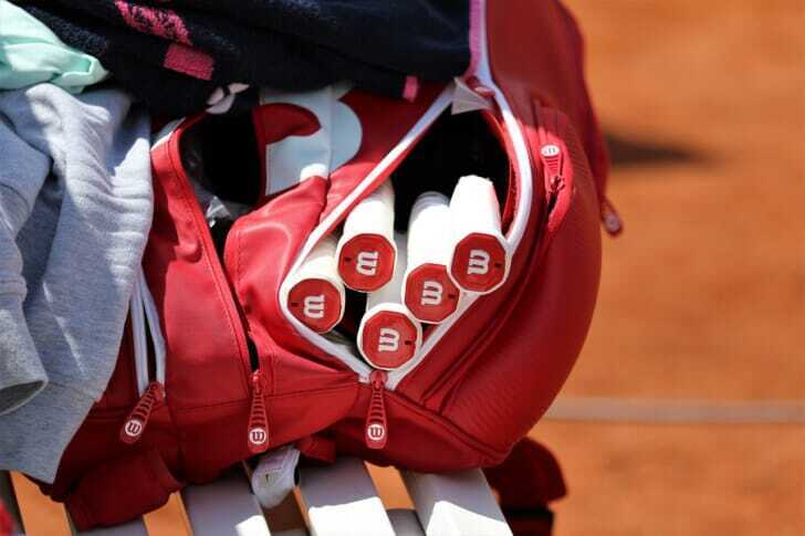 テニスラケットが詰め込まれた赤いテニスバッグの画像