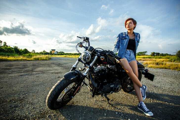 バイクに腰掛ける女性の写真