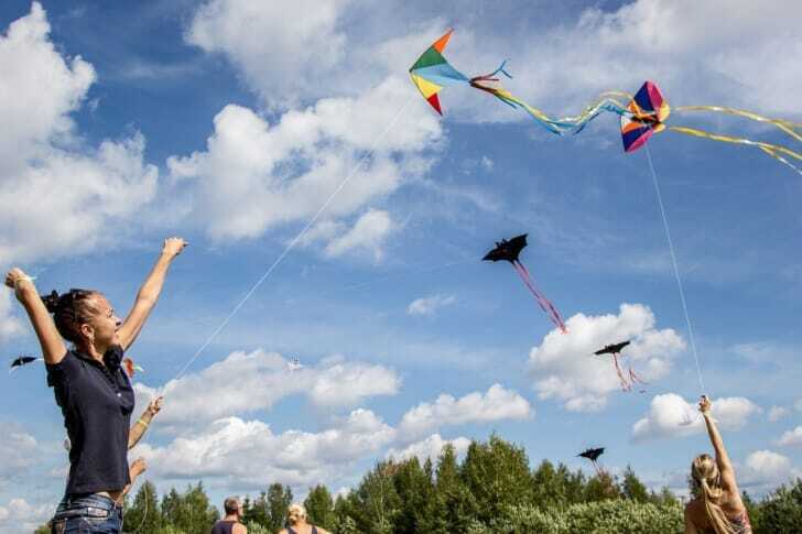 凧あげをする子供たちの写真